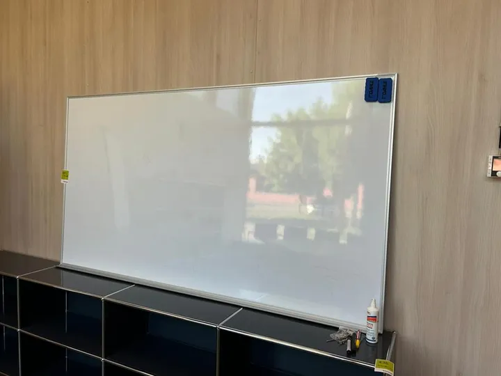 1 x Whiteboard Maße: 220 x 120 cm